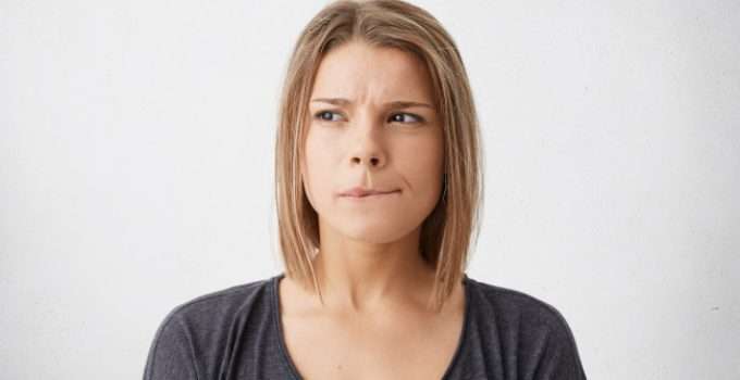 mujer pensando en como queda el tinte 7.43