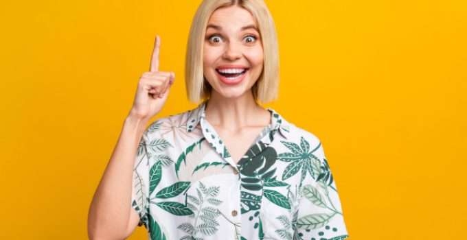 mujer contenta al pensar en cómo queda tinte 7.34