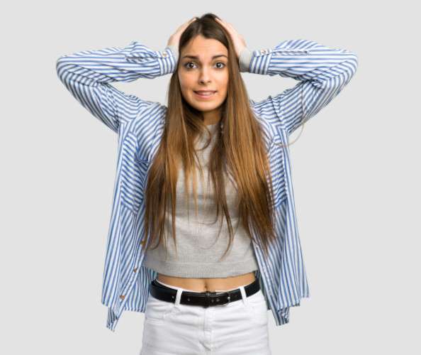 muchacha se agarra la cabeza porque no sabe cómo quitarse el alisado y tener de vuelta sus rizos