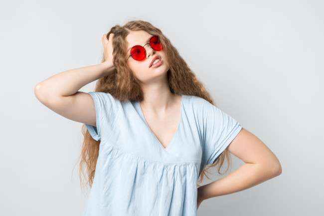 Jovencita se pregunta si el alisado cambia el color del cabello