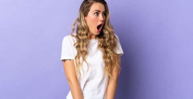 Una joven se muestra impactada porque no puede hacerse de inmediato un alisado después del balayage