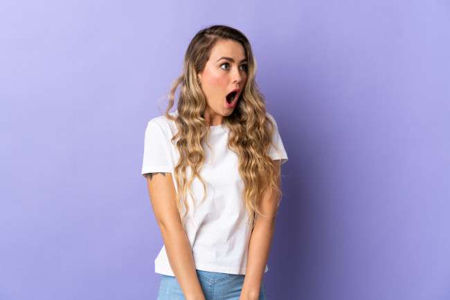 Una joven se muestra impactada porque no puede hacerse de inmediato un alisado después del balayage