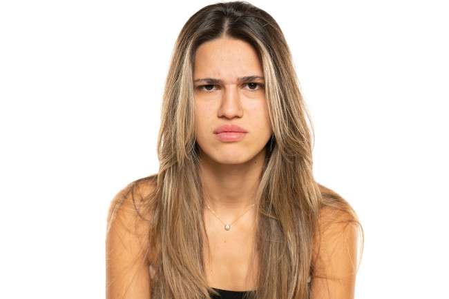 Una mujer decepcionada porque el alisado aclaró demasiado su balayage