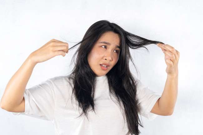 Cuando la base de cabello es muy oscura, no se puede aplicar la mezcla de castaño claro con rubio ceniza